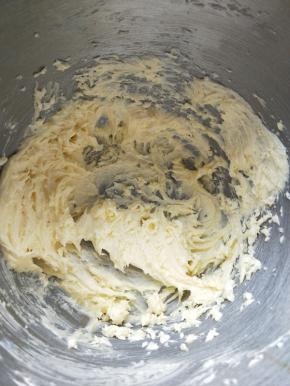 做法；汤粉加入软化的黄油中，用打蛋器达成黄油轻盈蓬松顺滑的状态，