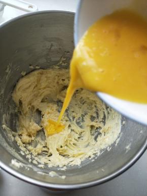 加入蛋液，大致轻盈蓬松状态。