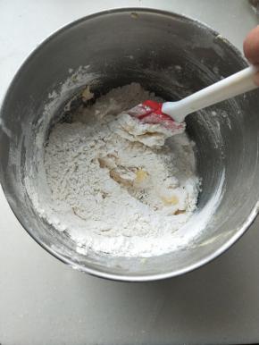 ，用刮刀拌匀、。