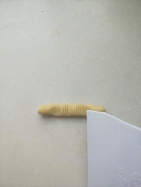 用刮刀压出皱纹效果。