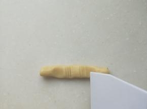 用刮刀压出皱纹效果。