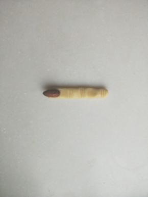 面头一头粘上一个杏仁，粘点蛋液做粘合剂。