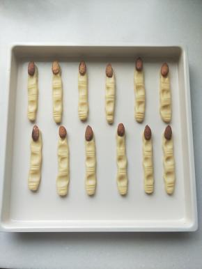 放入烤盘，有间隔的放开放入预热好的烤箱中层170度。20分钟上下火。好好后取出晾凉。