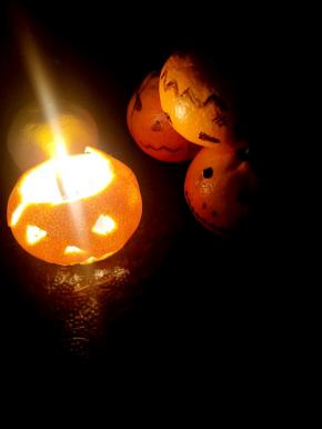 材料很简单，几个橘子，一把尖刀或者刻刀，一个蜡烛就搞定了。