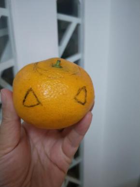 先用记号笔画出眼睛，