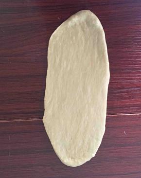 取松弛好的面团擀开
