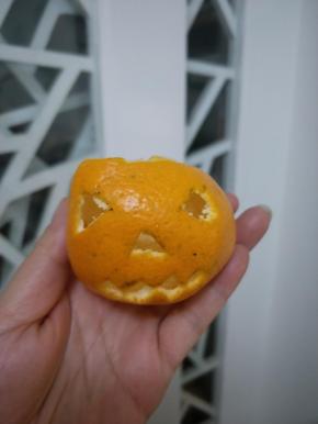 在把顶部取开，掏出果肉。