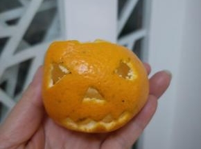 在把顶部取开，掏出果肉。