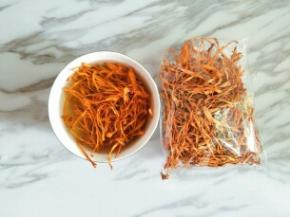 取适量虫草花，用温水稍微浸泡一下