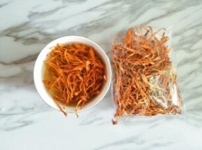 取适量虫草花，用温水稍微浸泡一下