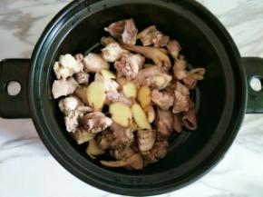 砂锅里放入鸡肉和姜片