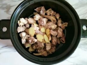 砂锅里放入鸡肉和姜片