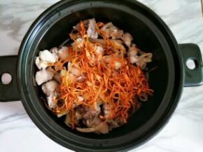 虫草花攥干水分放入砂锅