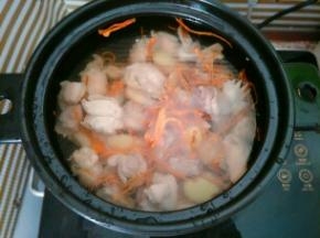 加入适量水没过鸡肉，盖上盖子大火烧开