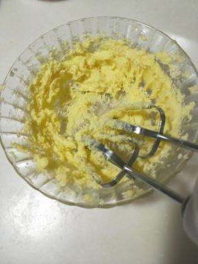 用打蛋器打发顺滑蓬松