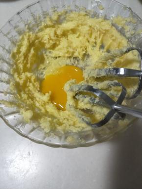 。加入蛋黄搅拌，