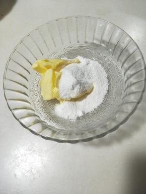 黄油软化加入糖粉搅拌均匀