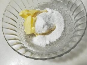 黄油软化加入糖粉搅拌均匀