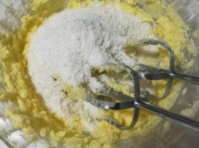 加入椰蓉搅拌