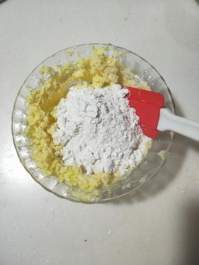 再加入低粉，和泡打粉搅拌一下，