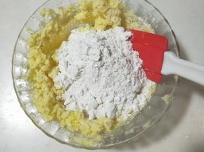 再加入低粉，和泡打粉搅拌一下，