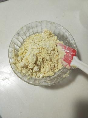 在用刮刀压拌成大团