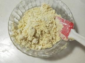 在用刮刀压拌成大团