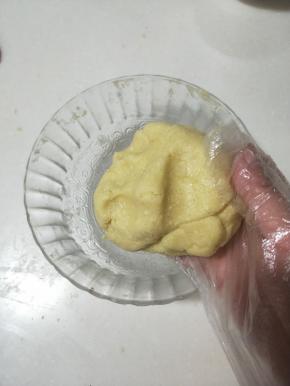 在用手和成团面团醒发十分钟，