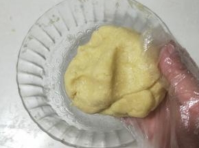 在用手和成团面团醒发十分钟，
