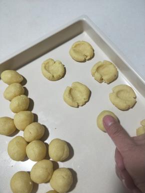 用手指压下放在不沾烤盘上