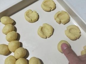 用手指压下放在不沾烤盘上