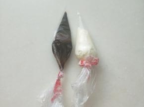 裱花袋装上巧克力酱和沙拉酱，