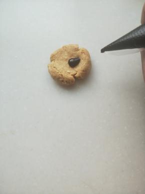 烤好的饼干中间挤上巧克力酱