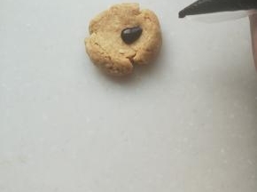 烤好的饼干中间挤上巧克力酱