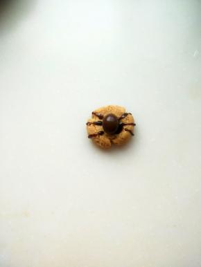 放上巧克力装饰当头，画上长腿