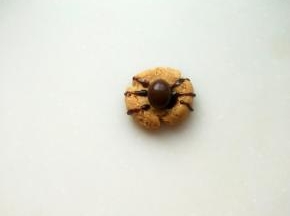 放上巧克力装饰当头，画上长腿