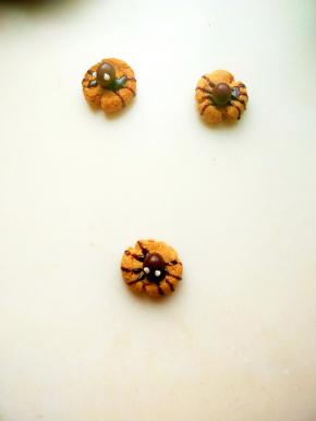 用沙拉酱挤上眼睛，中间点一点巧克力酱，加一个黑芝麻装饰好，