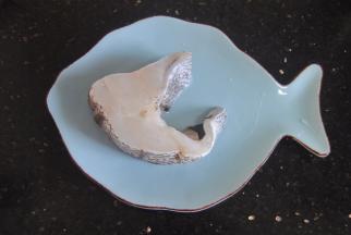 鳕鱼先用盐和少许料酒腌制15分钟