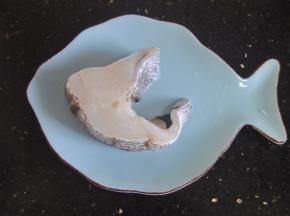 鳕鱼先用盐和少许料酒腌制15分钟