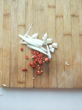 蒜葱小米辣切好