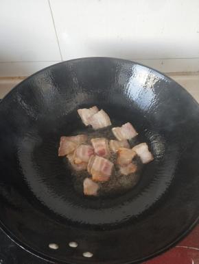 铁锅烧热放入少许油，油温升起放入五花肉翻炒