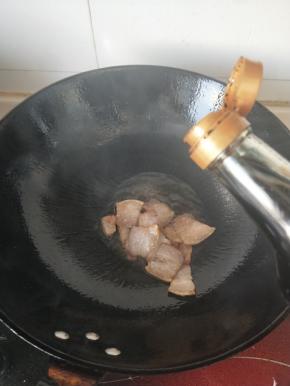 翻炒五花肉变色加入一点老抽