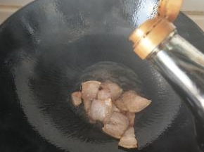 翻炒五花肉变色加入一点老抽