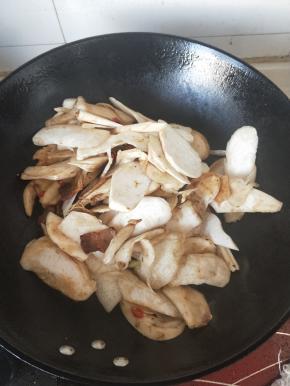 倒入切好的杏鲍菇，不要感觉多，一会儿就会炒软