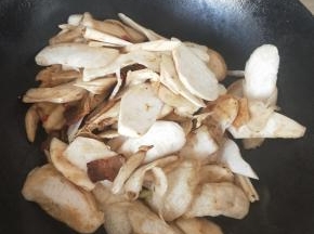 倒入切好的杏鲍菇，不要感觉多，一会儿就会炒软