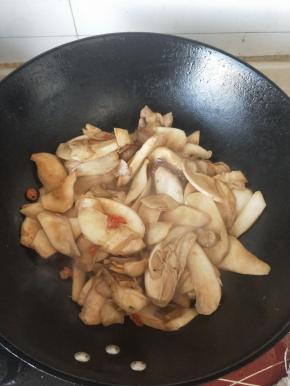 慢慢翻炒不要加水炒至杏鲍菇变软出一点汁就炒好了
