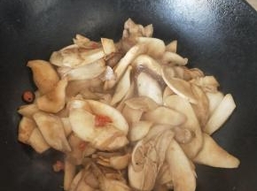 慢慢翻炒不要加水炒至杏鲍菇变软出一点汁就炒好了