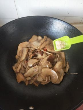 再放入一点鸡粉  ，来回翻炒均匀