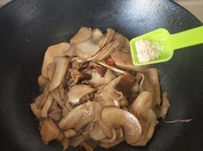 再放入一点鸡粉  ，来回翻炒均匀