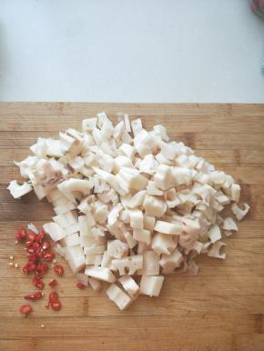 藕洗干净切成小丁，小米辣切丁